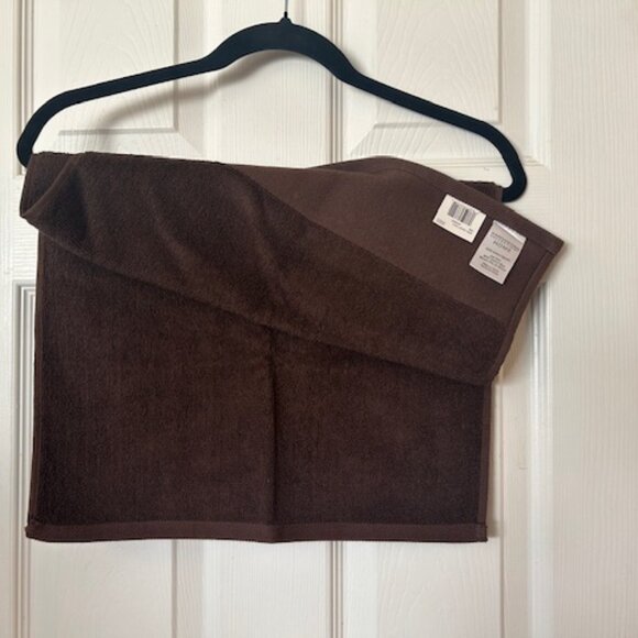 2 Kardashian Kollection Hand Towels - Picture 5 of 5